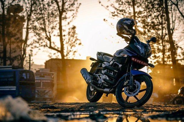 motorka pri západe slnka.jpg